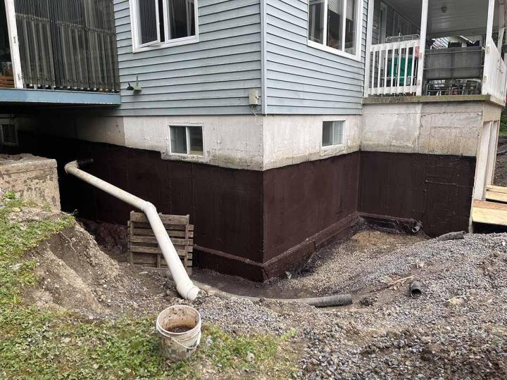 Enduit bitumineux pulvérisé pour protéger les fondations de votre maison.