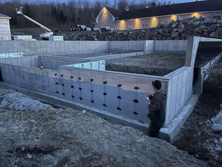 Pose de membranes pulvérisées pour imperméabiliser vos fondations.